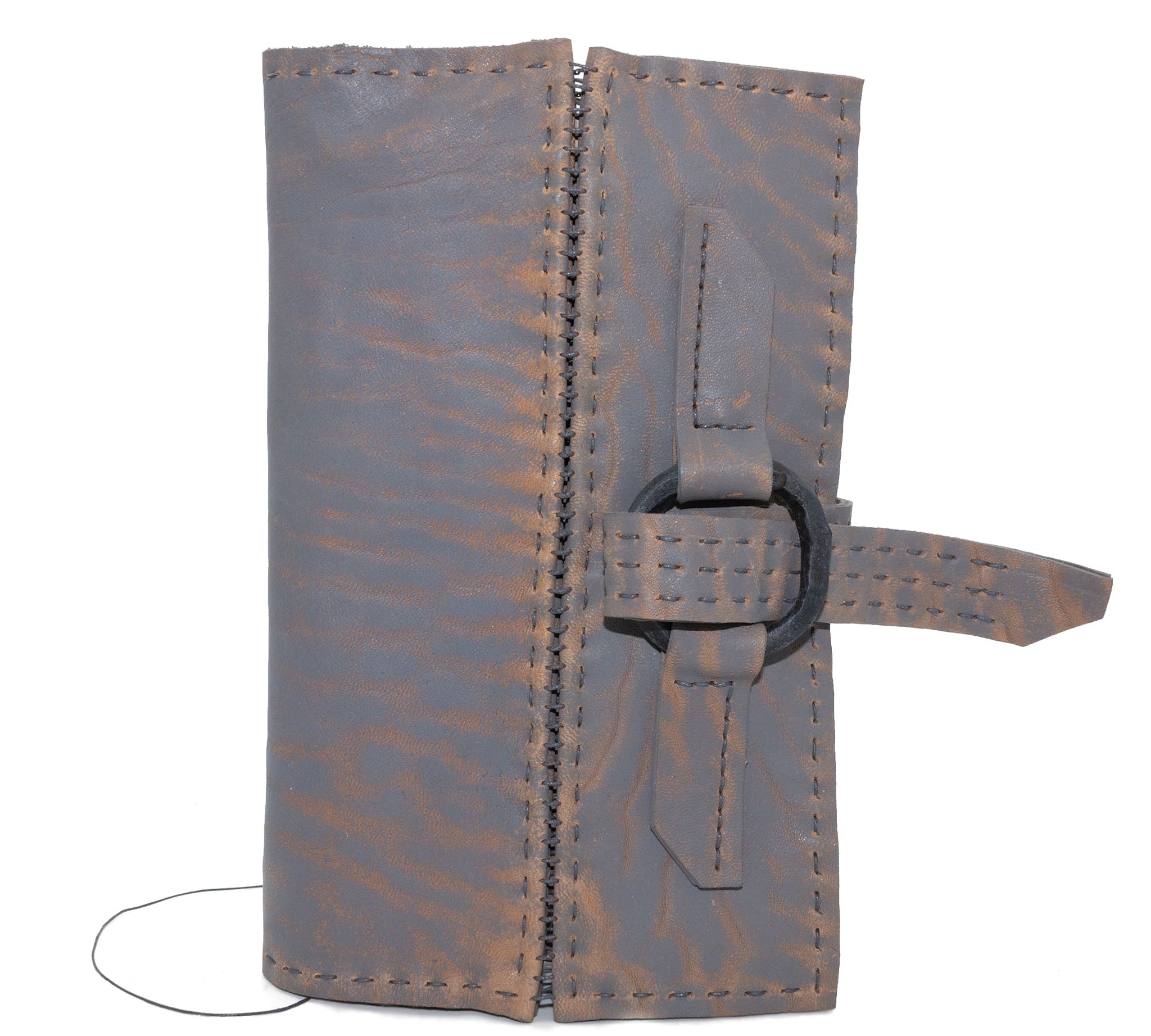 open seam horse cuatta leather journal with an iron ring closure and interior pen pocket finished with a pigmented wax treatment available to buy online from avant garde leather studio atelierskn.com