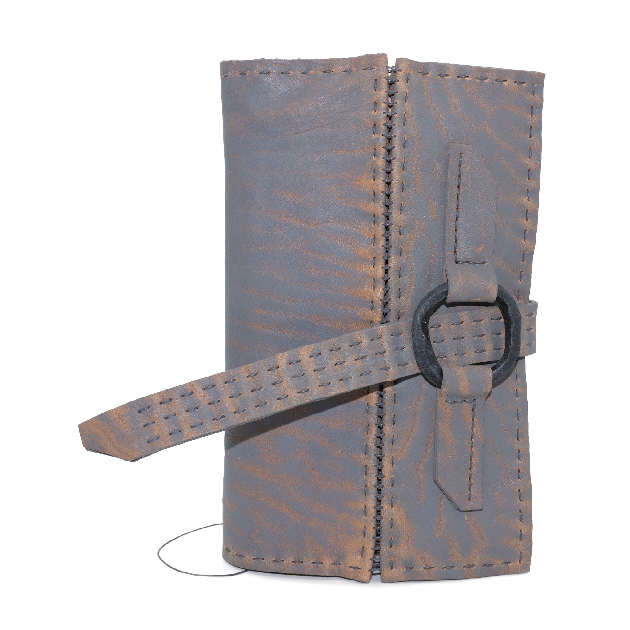 open seam horse cuatta leather journal with an iron ring closure and interior pen pocket finished with a pigmented wax treatment available to buy online from avant garde leather studio atelierskn.com