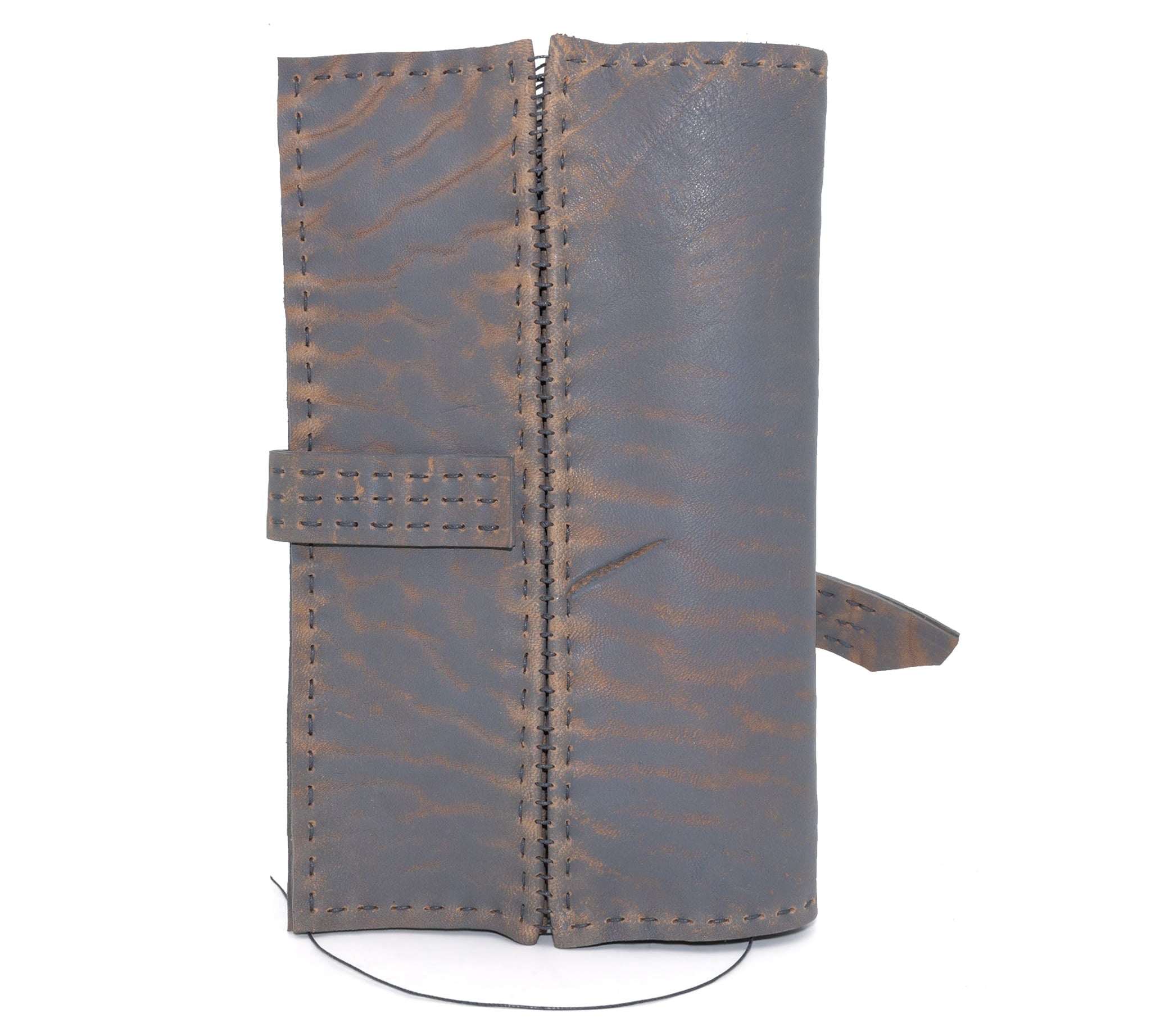 open seam horse cuatta leather journal with an iron ring closure and interior pen pocket finished with a pigmented wax treatment available to buy online from avant garde leather studio atelierskn.com